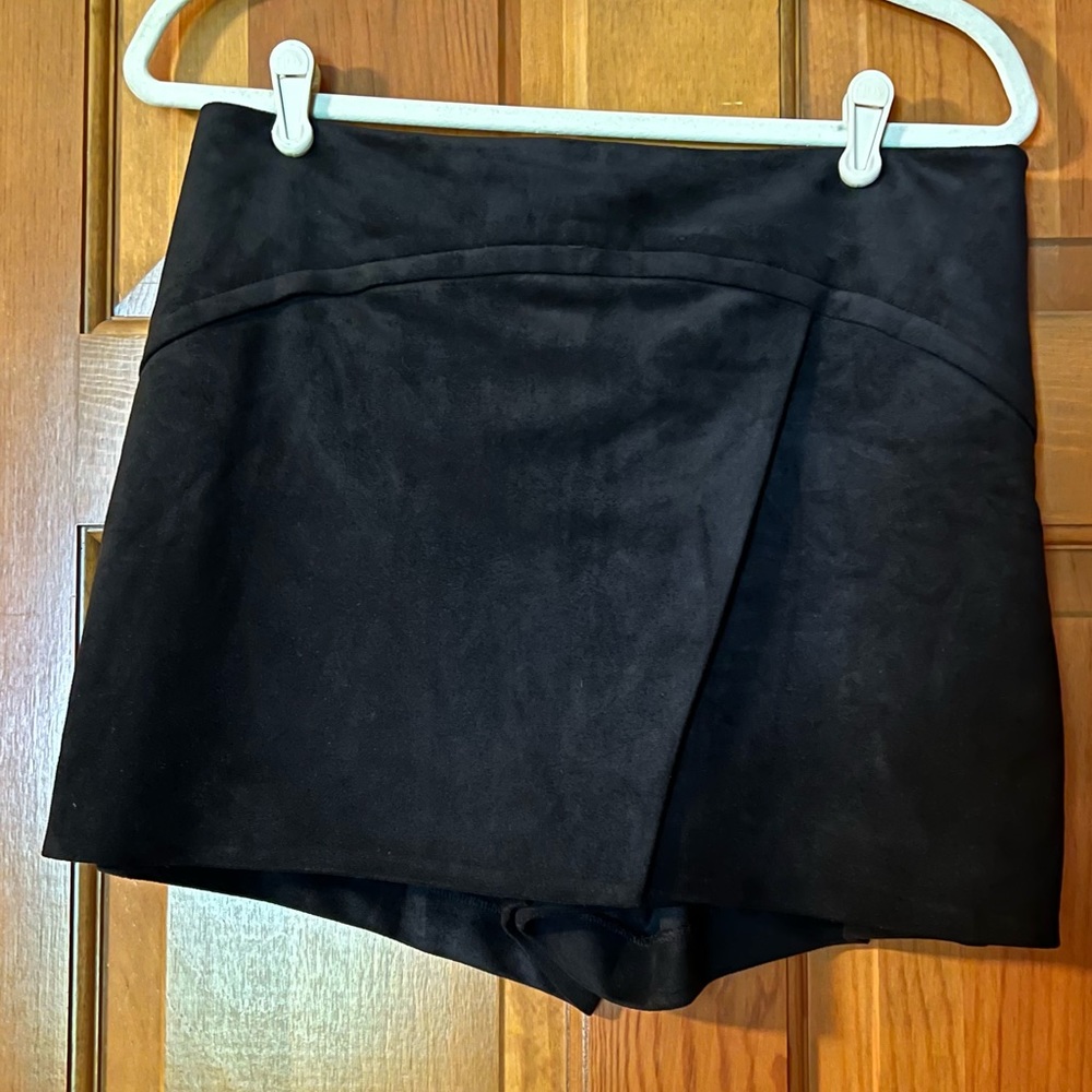 BCBG MAXAZRIA SUEDE SKORT. BLACK. SIZE LARGE.